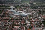 Pesawat Bonanza G-36 milik Skuadron 200 Wing Udara 2 Puspenerbal latihan terbang udara di Lanudal Juanda, Surabaya, Jawa Timur, Rabu (8/6/2022). Latihan tersebut dalam rangka persiapan 'Naval Air Base Open Day' pada HUT ke-66 Penerbangan TNI AL. ANTARA Jatim/Umarul Faruq/zk