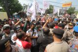 Warga yang tergabung dalam Ikatan Pemuda Kediri melakukan unjuk rasa di depan kantor ACC Finance, Kota Kediri, Jawa Timur, Selasa (8/6/2022). Aksi yang diikuti puluhan orang tersebut menolak praktik oknum debt collector yang menarik secara paksa kendaraan bermotor penunggak cicilan di jalan karena dinilai sebagai bentuk aksi premanisme dan merugikan masyarakat. ANTARA Jatim/Prasetia Fauzani/zk
