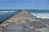 Warga berada di lokasi proyek pembangunan jetty/dermaga pelabuhan Krueng Pudeng, di desa Pudeng, Kecamatan Lhoong, Kabupaten Aceh Besar, Aceh, Kamis (9/6/2022). Kasus dugaan korupsi pembangunan jetty dengan nilai kontrak Rp13,3 miliar bersumber dari Anggaran Pendapatan Belanja Aceh (APBA) tahun 2019 dengan kerugian negara 2,3 miliar tersebut saat ini kasusnya dalam proses persidangan dengan dua orang terdakwa dari pejabat pemerintah Aceh dan seorang dari rekanan.  ANTARA FOTO/Ampelsa.