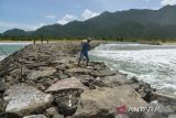 Warga memancing di lokasi proyek pembangunan jetty/dermaga pelabuhan Krueng Pudeng, di desa Pudeng, Kecamatan Lhoong, Kabupaten Aceh Besar, Aceh, Kamis (9/6/2022). Kasus dugaan korupsi pembangunan jetty dengan nilai kontrak Rp13,3 miliar bersumber dari Anggaran Pendapatan Belanja Aceh (APBA) tahun 2019 dengan kerugian negara 2,3 miliar tersebut saat ini kasusnya dalam proses persidangan dengan dua orang terdakwa dari pejabat pemerintah Aceh dan seorang dari rekanan.  ANTARA FOTO/Ampelsa.