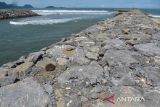 Warga berada di lokasi proyek pembangunan jetty/dermaga pelabuhan Krueng Pudeng, di desa Pudeng, Kecamatan Lhoong, Kabupaten Aceh Besar, Aceh, Kamis (9/6/2022). Kasus dugaan korupsi pembangunan jetty dengan nilai kontrak Rp13,3 miliar bersumber dari Anggaran Pendapatan Belanja Aceh (APBA) tahun 2019 dengan kerugian negara 2,3 miliar tersebut saat ini kasusnya dalam proses persidangan dengan dua orang terdakwa dari pejabat pemerintah Aceh dan seorang dari rekanan.  ANTARA FOTO/Ampelsa.