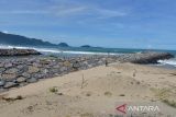 Warga berada di lokasi proyek pembangunan jetty/dermaga pelabuhan Krueng Pudeng, di desa Pudeng, Kecamatan Lhoong, Kabupaten Aceh Besar, Aceh, Kamis (9/6/2022). Kasus dugaan korupsi pembangunan jetty dengan nilai kontrak Rp13,3 miliar bersumber dari Anggaran Pendapatan Belanja Aceh (APBA) tahun 2019 dengan kerugian negara 2,3 miliar tersebut saat ini kasusnya dalam proses persidangan dengan dua orang terdakwa dari pejabat pemerintah Aceh dan seorang dari rekanan.  ANTARA FOTO/Ampelsa.