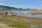 Warga berada di lokasi proyek pembangunan jetty/dermaga pelabuhan Krueng Pudeng, di desa Pudeng, Kecamatan Lhoong, Kabupaten Aceh Besar, Aceh, Kamis (9/6/2022). Kasus dugaan korupsi pembangunan jetty dengan nilai kontrak Rp13,3 miliar bersumber dari Anggaran Pendapatan Belanja Aceh (APBA) tahun 2019 dengan kerugian negara 2,3 miliar tersebut saat ini kasusnya dalam proses persidangan dengan dua orang terdakwa dari pejabat pemerintah Aceh dan seorang dari rekanan.  ANTARA FOTO/Ampelsa.