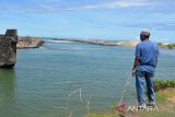 Warga berada di lokasi proyek pembangunan jetty/dermaga pelabuhan Krueng Pudeng, di desa Pudeng, Kecamatan Lhoong, Kabupaten Aceh Besar, Aceh, Kamis (9/6/2022). Kasus dugaan korupsi pembangunan jetty dengan nilai kontrak Rp13,3 miliar bersumber dari Anggaran Pendapatan Belanja Aceh (APBA) tahun 2019 dengan kerugian negara 2,3 miliar tersebut saat ini kasusnya dalam proses persidangan dengan dua orang terdakwa dari pejabat pemerintah Aceh dan seorang dari rekanan.  ANTARA FOTO/Ampelsa.