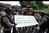 Polisi menurunkan papan bertulis Khilafatul Muslimin dari rumah warga sekaligus kantor cabang kelompok tersebut di Solo, Jawa Tengah, Kamis (9/6/2022). Kegiatan tersebut sebagai upaya menghentikan penyebaran paham kelompok Khilafatul Muslimin yang membahayakan ideologi Pancasila. ANTARAFOTO/Maulana Surya/nym.