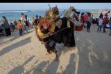 Umat Hindu membawakan tarian Barong dalam tradisi Ngelawang di Pantai Sanur, Denpasar, Bali, Kamis (9/6/2022). Tradisi yang digelar di objek wisata tersebut merupakan rangkaian Hari Raya Galungan sebagai ritual tolak bala untuk menetralisir aura negatif dan sekaligus mempromosikan pariwisata Bali. ANTARA FOTO/Nyoman Hendra Wibowo/nym.