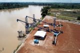 Foto udara Pelabuhan Tenam di tepi Sungai Batanghari, Muara Bulian, Batanghari, Jambi, Rabu (8/6/2022). Pemerintah Provinsi Jambi tengah menyiapkan Pelabuhan Tenam yang pembangunannya telah mencapai 90 persen lebih sebagai salah satu jalur alternatif angkutan batu bara di daerah itu yang saat ini masih melewati jalan nasional sehingga menyebabkan kemacetan panjang setiap hari. ANTARA FOTO/Wahdi Septiawan/tom.