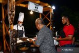 Pengunjung menikmati makanan saat digelar Archipelago Food Festival di sebuah hotel di Kota Madiun, Jawa Timur, Kamis (9/6/2022). Kegiatan yang menyajikan 104 jenis menu makanan khas dari berbagai daerah di Indonesia tersebut dalam rangka memeriahkan Hari Jadi ke-104 Kota Madiun dan HUT ke-8 Hotel Aston. ANTARA  Jatim/Siswowidodo/zk