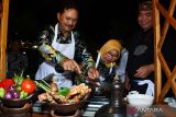  Wali Kota Madiun Maidi (kiri) bersama isteri Yuni Setyawati (tengah) melakukan demo memasak saat digelar Archipelago Food Festival di sebuah hotel di Kota Madiun, Jawa Timur, Kamis (9/6/2022). Kegiatan yang menyajikan 104 jenis menu makanan khas dari berbagai daerah di Indonesia tersebut dalam rangka memeriahkan Hari Jadi ke-104 Kota Madiun dan HUT ke-8 Hotel Aston. ANTARA  Jatim/Siswowidodo/zk