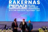 Ketua MPR RI Bambang Soesatyo (tengah) berbincang dengan Ketua Umum Dewan Pimpinan Nasional Peradi SAI Juniver Girsang (kiri), dan Gubernur Bali Wayan Koster (kanan) di sela pembukaan Rapat Kerja Nasional III Perhimpunan Advokat Indonesia Suara Advokat Indonesia (Peradi SAI) di Kuta, Badung, Bali, Jumat (10/6/2022). Rakernas III Peradi SAI yang digelar pada 10-12 Juni 2022 tersebut bertajuk 