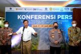 Menteri Koordinator Bidang Kemaritiman dan Investasi (Menko Marves) Luhut Binsar Pandjaitan (kedua kiri) memberikan keterangan bersama Kapolri Jenderal Pol Listyo Sigit Prabowo (kedua kanan), Dirjen Industri Agro Kemenperin Putu Juli Ardika (kiri) dan Dirjen Perdagangan Dalam Negeri Kemendag Oke Nurwan (kanan) usai pembukaan kegiatan Business Matching Program Minyak Goreng Curah Rakyat (MGCR) di kawasan Legian, Badung, Bali, Jumat (10/6/2022). Business Matching produsen minyak sawit mentah (CPO) dan pengusaha minyak goreng curah itu dilakukan dalam rangka percepatan ekspor CPO dan minyak goreng. ANTARA FOTO/Fikri Yusuf/nym.