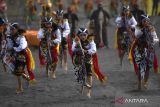 Penari mementaskan kesenian Reog pada pegelaran Eksotika Bromo di Lautan Pasir kawasan Taman Nasional Bromo Tengger Semeru, Probolinggo, Jawa Timur, Sabtu (11/6/2022). Sejumlah tarian, musik dan peragaan busana batik ditampilkan pada pertunjukan tersebut dengan tujuan melestarikan budaya dan mengangkat potensi wisata di kawasan itu. ANTARA Jatim/Zabur Karuru