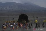 Penari mementaskan kesenian Reog pada pegelaran Eksotika Bromo di Lautan Pasir kawasan Taman Nasional Bromo Tengger Semeru, Probolinggo, Jawa Timur, Sabtu (11/6/2022). Sejumlah tarian, musik dan peragaan busana batik ditampilkan pada pertunjukan tersebut dengan tujuan melestarikan budaya dan mengangkat potensi wisata di kawasan itu. ANTARA Jatim/Zabur Karuru