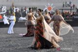 Model memperagakan busana Gebyar Batik Pamekasan pada pegelaran Eksotika Bromo di Lautan Pasir kawasan Taman Nasional Bromo Tengger Semeru, Probolinggo, Jawa Timur, Sabtu (11/6/2022). Sejumlah tarian, musik dan peragaan busana batik ditampilkan pada pertunjukan tersebut dengan tujuan melestarikan budaya dan mengangkat potensi wisata di kawasan itu. ANTARA Jatim/Zabur Karuru