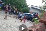 Detik-detik mobil hantam tembok sekolah di Lombok Tengah (video)