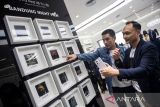 Retail Director OPPO Indonesia Yosie Harria Agung (kanan) didampingi Brand Ambassador OPPO Indonesia Morgan Oey (kiri) melihat foto - foto malam Kota Bandung yang diambil dengan ponsel pintar OPPO Find X5 Pro 5G saat hari pertama penjualan di OPPO eXperience Store BEC, Bandung, Jawa Barat, Sabtu (11/6/2022). Ponsel pintar spesifikasi 