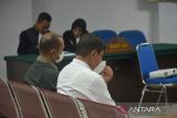 Terdakwa Kuasa Penggunana Anggaran (KPA), M Zuardi (kanan) bersama Pejabat Pelaksana Teknik Kegiatan (PPTK) Taufik Hidayat (kiri) pada Dinas Pengairan Aceh  mengikuti sidang dengan agenda pembacaan putusan majelis hakim di Pengadilan Tipikor Banda Aceh, Aceh, Jumat  (710/6/2022). Terdakwa  Kuasa Penggunana Anggaran (KPA), M Zuardi bersama Pejabat Pelaksana Teknik Kegiatan (PPTK) Taufik Hidayat pada Dinas Pengairan Aceh divonis bebas oleh majelis hakim karena tidak terbukti bersalah  melakukan tindak pidana korupsi dalam kasus pembangunan proyek Jetty/dermaga dengan nilai kontrak proyek 13,3 miliar yang bersumber  dari APBA tahun 2019, sementara rekanan terdakwa  Direktur PT Bina  Yusta Alzuhri, Yusri terbukti bersalah dan  divonis satu tahun penjara.  ANTARA FOTO/Ampelsa.