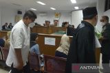 Terdakwa Kuasa Penggunana Anggaran (KPA) pada  Dinas Pengairan Aceh, M Zuardi (kiri) memasuki ruangan saat mengikuti sidang dengan agenda pembacaan putusan majelis hakim di Pengadilan Tipikor Banda Aceh, Aceh, Jumat  (710/6/2022). Terdakwa  Kuasa Penggunana Anggaran (KPA), M Zuardi bersama Pejabat Pelaksana Teknik Kegiatan (PPTK) Taufik Hidayat pada Dinas Pengairan Aceh divonis bebas oleh majelis hakim karena tidak terbukti bersalah  melakukan tindak pidana korupsi dalam kasus pembangunan proyek Jetty/dermaga dengan nilai kontrak proyek 13,3 miliar yang bersumber  dari APBA tahun 2019, sementara rekanan terdakwa  Direktur PT Bina  Yusta Alzuhri, Yusri terbukti bersalah dan  divonis satu tahun penjara.  ANTARA FOTO/Ampelsa.