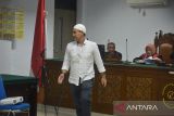 Terdakwa rekanan Direktur PT Bina  Yusta Alzuhri, Yusri  berjalan meninggalkan ruangan  seusai sidang dengan agenda pembacaan putusan majelis hakim di Pengadilan Tipikor Banda Aceh, Aceh, Jumat  (710/6/2022). Terdakwa rekanan Direktur PT Bina  Yusta Alzuhri, Yusri divonis satu tahun penjara karena terbukti bersalah melakukan tindak pidana korupsi pembangunan proyek Jetty/dermaga dengan kerugian negara 2,3 miliar dari total nilai kontrak proyek 13,3 miliar yang bersumber  dari APBA tahun 2019, sedangkan dua terdakwa lainnya, Kuasa Penggunana Anggaran (KPA), M Zuardi  dan Pejabat Pelaksana Teknik Kegiatan (PPTK) Taufik Hidayat pada Dinas Pengairan Aceh tidak terbukti bersalah dan divonis bebas oleh majelis hakim.  ANTARA FOTO/Ampelsa.