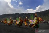 Penari mementaskan Tari Jaranan Slining Lumajang pada pegelaran Eksotika Bromo di Lautan Pasir kawasan Taman Nasional Bromo Tengger Semeru, Probolinggo, Jawa Timur, Sabtu (11/6/2022). Sejumlah tarian, musik dan peragaan busana batik ditampilkan pada pertunjukan tersebut dengan tujuan melestarikan budaya dan mengangkat potensi wisata di kawasan itu. ANTARA Jatim/Zabur Karuru