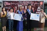 Manager Program Asosiasi Daur Ulang Plastik Indonesia (ADUPI) Hery Yusamandra (kedua kiri) beserta designer Rachel Wang (kiri), Miss Teenager Indonesia, Agnesia Maha Putri (tengah)  dan Mister Teen Indonesia Ivan Tandrian berfot bersama di sela-sela pelantikan Duta ADUPI di Hotel Fairfield Surabaya, Minggu (12/6/2022). Pemilihan duta tersebut bertujuan untuk mengkampanyekan program daur ulang plastik agar tidak mencemari lingkungan yang mengakibatkan rusaknya habitat keanekaragaman hayati. ANTARA Jatim/Naufal Ammar/Zk