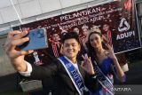 Mister Teen Indonesia Ivan Tandrian (kiri) dan Miss Teenager Indonesia Agnesia Maha Putri (kanan) berswafoto di sela-sela pelantikan Duta Asosiasi Daur Ulang Plastik Indonesia (ADUPI) di Hotel Fairfield Surabaya, Minggu (12/6/2022). Pemilihan duta tersebut bertujuan untuk mengkampanyekan program daur ulang plastik agar tidak mencemari lingkungan yang mengakibatkan rusaknya habitat keanekaragaman hayati. ANTARA Jatim/Naufal Ammar/Zk