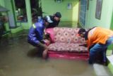 Warga korban banjir di Kabupaten OKU terima bantuan makanan dan popok bayi