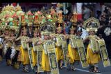 Seniman tampil dalam pawai Pesta Kesenian Bali (PKB) ke-44 di Denpasar, Bali, Minggu (12/6/2022). Pesta Kesenian Bali ke-44 yang digelar pada 12 Juni hingga 10 Juli 2022 tersebut mengangkat tema 