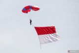 Bendera Merah Putih diterbangkan ke angkasa pada perayaan HUT RI