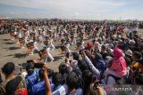 Warga menyaksikan Genderang Suling Gita Jala Taruna Akademi Angkatan Laut (AAL) beraksi dalam acara 'Naval Airbase Open Day' di Apron Hanggar Lanudal Juanda, Surabaya, Jawa Timur, Minggu (12/6/2022). Penampilan tersebut untuk memeriahkan HUT ke-66 Penerbangan TNI AL. ANTARA Jatim/Umarul Faruq/zk