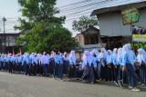 Siswa sekolah memadati pinggir jalan menuju lokasi pemakaman Eril di Desa Cimaung Jawa Barat