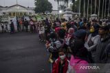 Warga menunggu  jenazah almarhum Emmeril Kahn Mumtadz di depan gerbang sebelum tiba di Gedung Pakuan, Bandung, Jawa Barat, Minggu (12/6/2022). Jenazah putra Gubernur Jawa Barat Ridwan Kamil tersebut disemayamkan di Gedung Pakuan untuk disholatkan dan kemudian dimakamkan di kawasan Cimaung, Kabupaten Bandung, Jawa Barat pada Senin (13/6). ANTARA FOTO/Novrian Arbi/agr