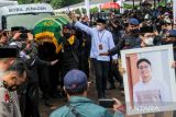 Anggota Brimob Polda Jabar membawa peti jenazah almarmum putra sulung Gubernur Jawa Barat, Emmeril Kahn Mumtadz saat prosesi pemakaman di Cimaung, Banjaran, Kabupaten Bandung, Jawa Barat, Senin (13/6/2022). Emmeril Kahn dimakamkan di lokasi yang akan dijadikan Islamic Center Al Mumtadz yang di desain sendiri oleh Ridwan Kamil. ANTARA FOTO/Raisan Al Farisi/agr