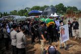 Anggota Brimob Polda Jabar membawa peti jenazah almarhum putra sulung gubernur Jawa Barat, Emmeril Kahn Mumtadz saat prosesi pemakaman di Cimaung, Banjaran, Kabupaten Bandung, Jawa Barat, Senin (13/6/2022). Emmeril Kahn dimakamkan di lokasi yang akan dijadikan Islamic Center Al Mumtadz yang di desain sendiri oleh Ridwan Kamil. ANTARA FOTO/Raisan Al Farisi/nz