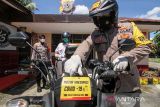 Petugas layanan motor vaksinasi COVID-19 Bhabinkamtibmas Polsek Syamtalira Baru memeriksa kesehatan warga yang akan melakukan vaksinasi COVID-19 di Desa Glong, Aceh Utara, Aceh, Senin (13/6/2022). Polsek di jajaran Polres Lhokseumawe meluncurkan layanan jemput bola vaksinasi COVID-19 dengan sepeda motor ke desa-desa pedalaman yang tidak dapat dilalui kendaraan roda empat guna memberikan kemudahan kepada warga yang kesulitan mendatangi lokasi vaksinasi sekaligus untuk mendorong percepatan capaian vaksinasi COVID-19. ANTARA FOTO/Rahmad
