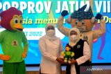 Gubernur Jawa Timur Khofifah Indar Parawansa (kiri) didampingi Wakil Bupati Situbondo Khoirani (kanan) memperlihatkan Maskot Pekan Olahraga Provinsi (Porprov) VII Jawa Timur 2022 Cak Beki saat peluncuran di Pendopo Kabupaten Jember, Jawa Timur, Selasa (14/6/2022). Gubernur Jawa Timur meluncurkan Maskot Porprov VII Cak Beki, Si Jura maskot dari Jember, Si Rancak dari Lumajang, Si Ulung dari Bondowoso dan Si Babal dari Situbondo. ANTARA Jatim/Seno/zk