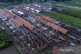 Foto udara pembangunan sebuah perumahan bersubsidi di Kota Tasikmalaya, Jawa Barat, Selasa (14/6/2022). Pemerintah menyiapkan pembiayaan rumah bersubsidi melalui Fasilitas Likuiditas Pembiayaan Perumahan (FLPP) pada tahun 2023 sebanyak 220 ribu unit atau sebesar Rp25,2 triliun untuk masyarakat berpenghasilan rendah. ANTARA FOTO/Adeng Bustomi/agr