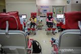 Warga mendonorkan darahnya saat peringatan Hari Donor Darah Sedunia di Kantor PMI Bandung, Jawa Barat, Selasa (14/6/2022). Hari Donor Darah Sedunia yang diperingati setiap 14 Juni tersebut dilaksanakan untuk meningkatkan kesadaran akan pentingnya donor darah dan pemahaman tentang produk darah yang aman. ANTARA FOTO/Raisan Al Farisi/agr