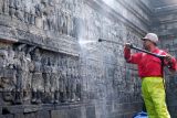 Aksi membersihkan Candi Borobudur