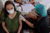 Petugas kesehatan menyuntikkan vaksin dosis ketiga kepada warga di Denpasar, Bali, Selasa (14/6/2022). Dinas Kesehatan Provinsi Bali mengimbau masyarakat untuk mengikuti program vaksinasi COVID-19 dosis ketiga atau penguat (booster) sebagai antisipasi penyebaran COVID-19 subvarian Omicron BA.4 dan BA.5. ANTARA FOTO/Nyoman Hendra Wibowo/nym.