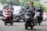 Sejumlah pengendara motor memakai sandal jepit melintas di Jalan Raya Ciledug, Kreo, Tangerang, Banten, Selasa (14/6/2022). Korlantas Polri resmi melarang pengendara sepeda motor menggunakan sandal jepit untuk meminimalkan risiko yang dialami pengendara motor apabila terjadi kecelakaan. ANTARA FOTO/Muhammad Iqbal/nym.