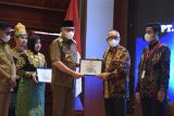 Gubernur Aceh Nova Iriansyah menyerahkan sertifikat PROPER Hijau kepada Presiden Direktur SBA Lilik Unggul Raharjo di Banda Aceh, Seni (13/6/2022). ANTARA/HO