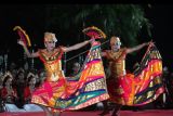 Penari dari kelompok Gamelan Belaluan Sadmerta tampil saat pagelaran perdana Bali World Culture Celebration (BWCC) 2022 di Denpasar, Bali, Selasa (14/6/2022). Perayaan kebudayaan dunia di Bali itu diselenggarakan sebagai kegiatan apresiasi budaya dalam upaya mewujudkan Bali sebagai pusat kebudayaan dunia dengan menampilkan berbagai penampilan seni budaya dari Bali dan sejumlah negara seperti Amerika Serikat, Belanda, Belgia, Jepang, Spanyol dan Taiwan secara luring dan daring. ANTARA FOTO/Fikri Yusuf/nym.