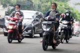 Sejumlah pengendara motor memakai sandal jepit melintas di Jalan Raya Ciledug, Kreo, Tangerang, Banten, Selasa (14/6/2022). Korlantas Polri resmi melarang pengendara sepeda motor menggunakan sandal jepit untuk meminimalkan risiko yang dialami pengendara motor apabila terjadi kecelakaan. ANTARA FOTO/Muhammad Iqbal/rwa.