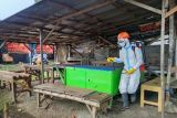 Petugas melakukan penyemprotan cairan disinfektan di Pasar Hewan Kota Kediri, Jawa Timur, Kamis (16/6/2022). Penyemprotan ini mengantisipasi penyebaran penyakit mulut dan kuku (PMK). Namun, hingga kini pemkot masih menutup pasar hewan. ANTARA Jatim/ HO-Asmaul/zk