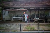 Petugas melakukan penyemprotan cairan disinfektan di Pasar Hewan Kota Kediri, Jawa Timur, Kamis (16/6/2022). Penyemprotan ini mengantisipasi penyebaran penyakit mulut dan kuku (PMK). Namun, hingga kini pemkot masih menutup pasar hewan. ANTARA Jatim/ HO-Asmaul/zk