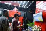 Pelaku industri pariwisata melakukan tur virtual Sirkuit Mandalika di stan holding BUMN Pariwisata & Pendukung PT Aviasi Pariwisata Indonesia (Persero) atau InJourney saat Bali and Beyond Travel Fair (BBTF) 2022 di Nusa Dua, Badung, Bali, Kamis (16/6/2022). Pertemuan bisnis ke bisnis dalam industri pariwisata nasional dan internasional tersebut menghadirkan 181 'sellers' dari 13 provinsi di Indonesia dan 273 'buyers' dari 30 negara dengan target transaksi sekitar Rp5,2 triliun. ANTARA FOTO/Fikri Yusuf/nym.