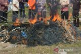 Petugas Pangkalan Pengawasan Sumber Daya Kelautan dan Perikanan (PSDKP) provinsi Aceh bersama pejabat Forum Koordinasi Pimpinan Daerah Aceh memusnahkan alat tangkap ikan jenis trawl dengan dibakar, di Banda Aceh, Kamis (16/6/2022). Ditjen PSDK  Kementerian Kelautan dan Perikanan menyatakan hingga saat ini telah mengamankan sejumlah barang bukti hasil pengawasan berupa sebanyak 107 unit trawl, 18 unit rumpon, tiga unit kompresor dan satu unit kapal tanpa nama dalam wilayah hukum  perairan Sumatera. ANTARA FOTO/Ampelsa.