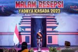 Gubernur Jawa Timur Khofifah Indar Parawansa memberi sambutan dalam acara malam resepsi Yadnya Kasada di Pendopo Agung Desa Ngadisari Kecamatan Sukapura, Probolinggi, Jawa Timur, Rabu (15/6/2022) malam. Malam resepsi Yadnya Kasada adalah wujud ungkapan kebahagiaan sekaligus ucapan terima kasih kepada Tuhan Yang Maha Kuasa serta mengukuhkan tujuh warga kehormatan dan sesepuh Tengger sebelum pelaksanaan ritual Yadnya Kasada dan larung sesaji. ANTARA Jatim/Umarul Faruq/zk