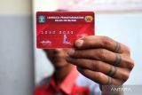  Warga binaan menunjukkan kartu aplikasi e-paspay di kantin Lembaga Pemasyarakatan (Lapas) Kelas IIB Blitar, Jawa Timur, Kamis (16/6/2022). e-Paspay merupakan aplikasi non tunai pengganti uang kertas yang dikhususkan bagi warga binaan yang pertama kali diujicobakan penggunaannya di Lapas Blitar, guna mencegah penyalahgunaan uang kertas didalam lapas, hingga meminimalisir praktik suap dan pungli. ANTARA Jatim/Irfan Anshori/zk